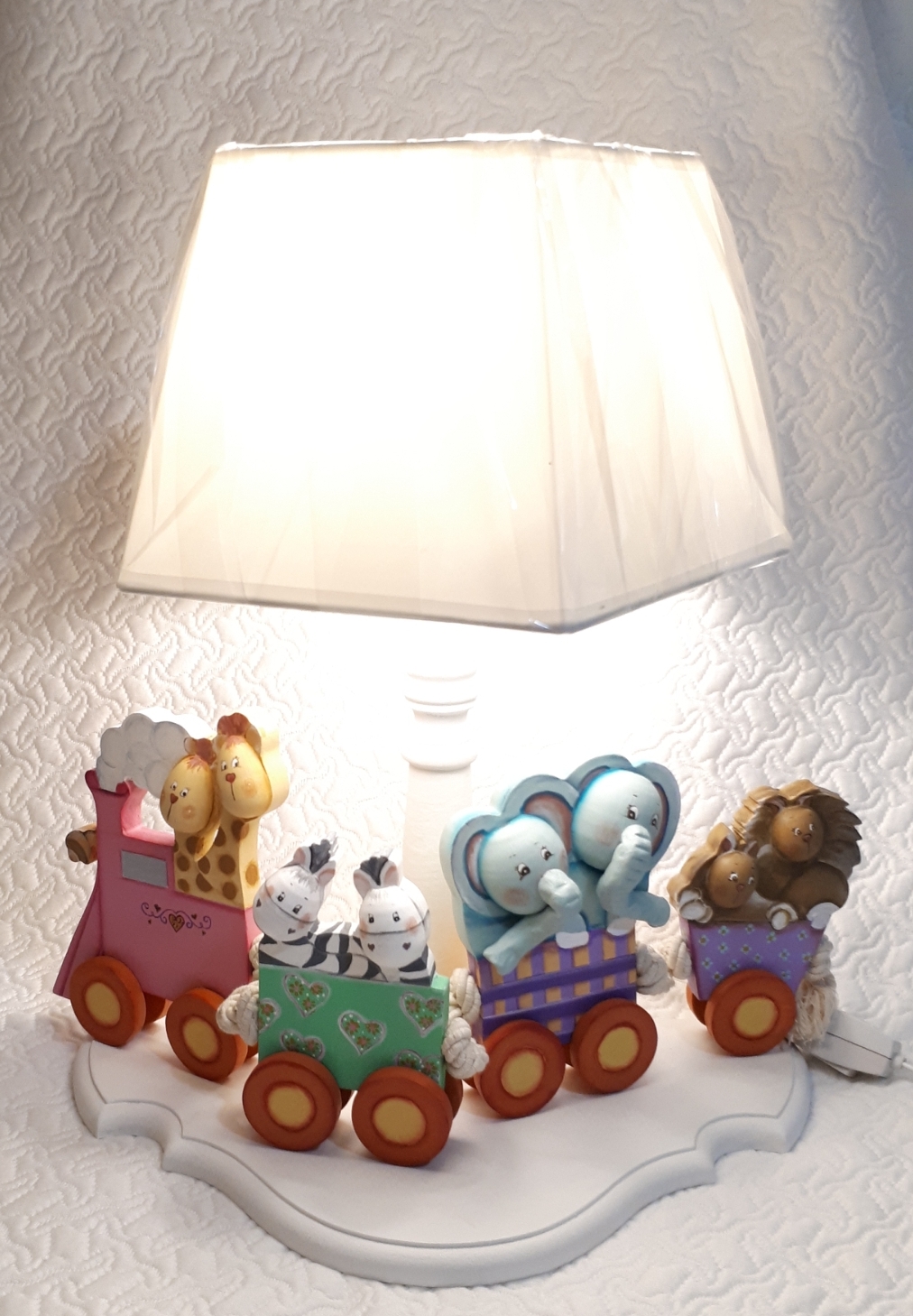 1-lampara-con-tren-de-animalitos-en-madera-valor-55-000