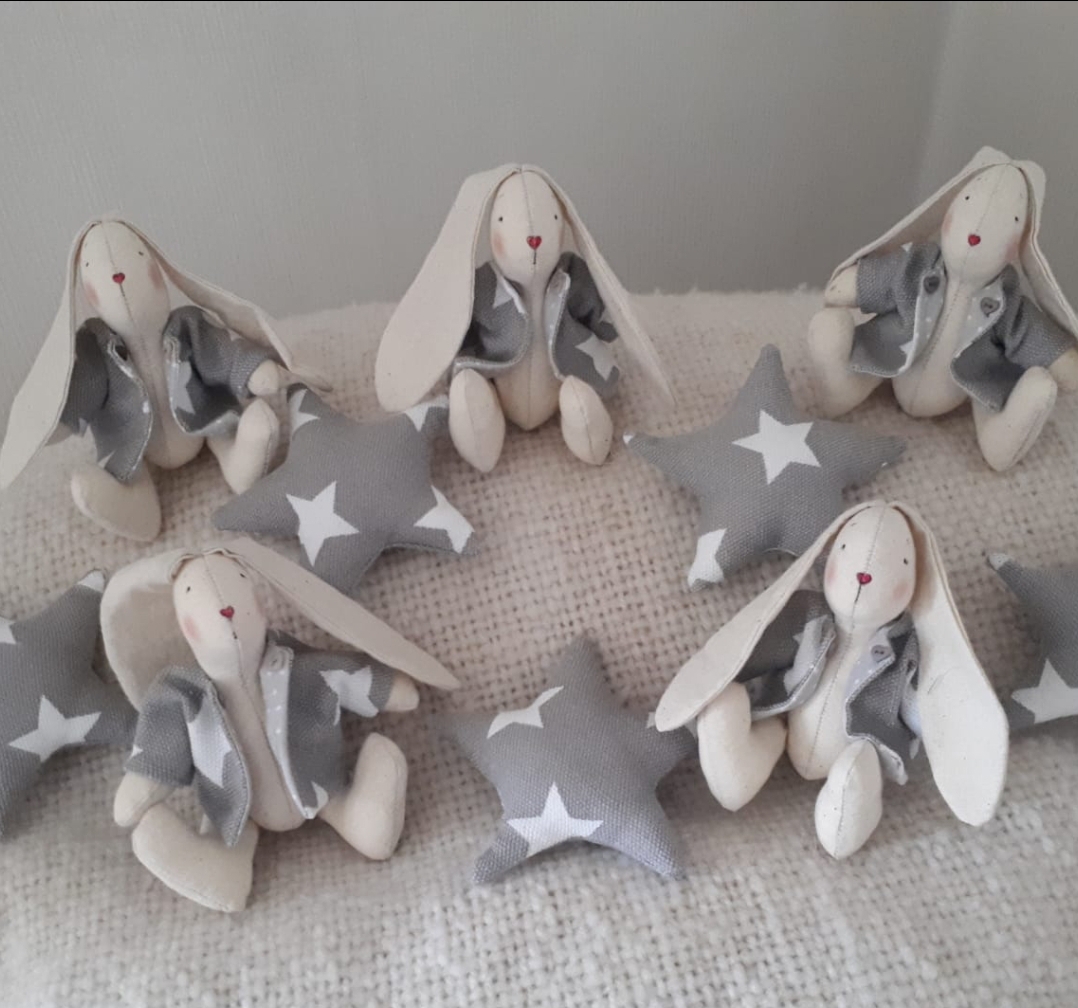 8-conejitos-para-cuelgas-hechos-en-tela-crea-cruda-y-ropa-en-loneta-estampada-valor-unitario-8-000